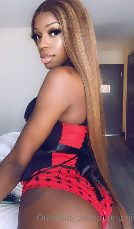 puunanii naked model photo