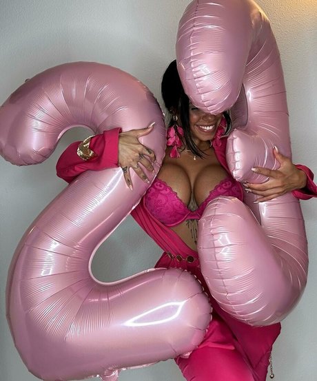 eating onlyfans erotic pics