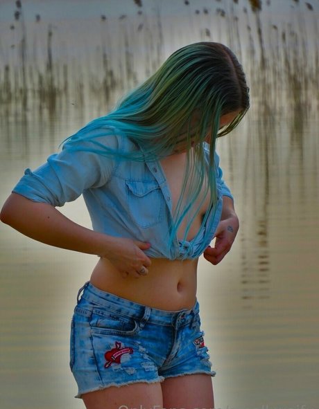 small waifu model top pic