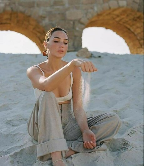 gal gadot erotic model image