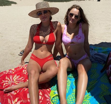 Hunter King art actress photo