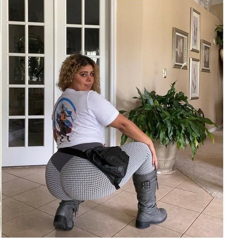 JustYeliz perfect model picture