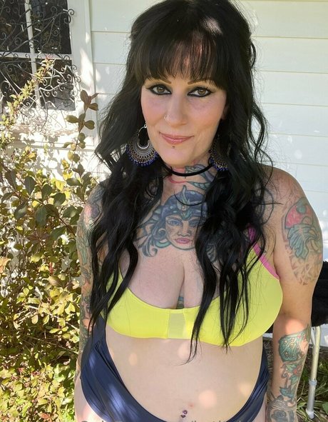 katitajewelnovak nude model image