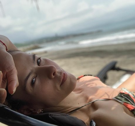 Zharick Leon perfect star picture