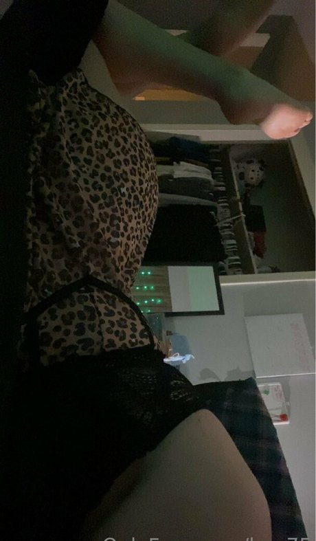 ky c75 nude model pics