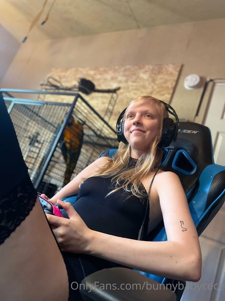 Bunnybabycece nude model pics