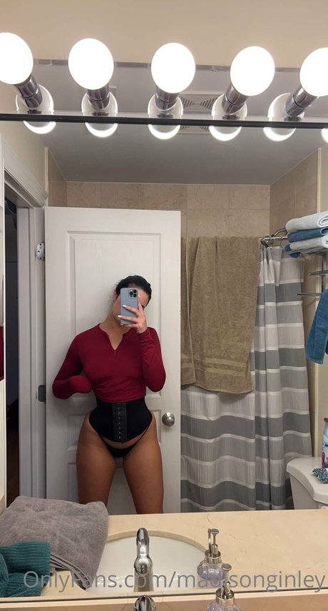 Madison Ginley hot actress pic