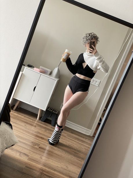 Poisonne sexy model pics