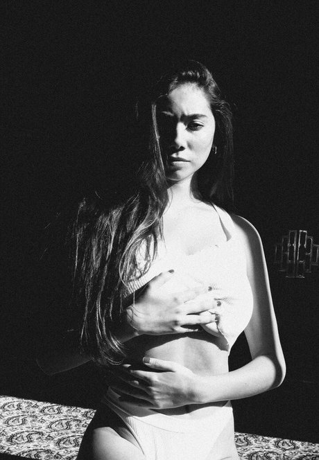 Desiree Flores hot model pictures