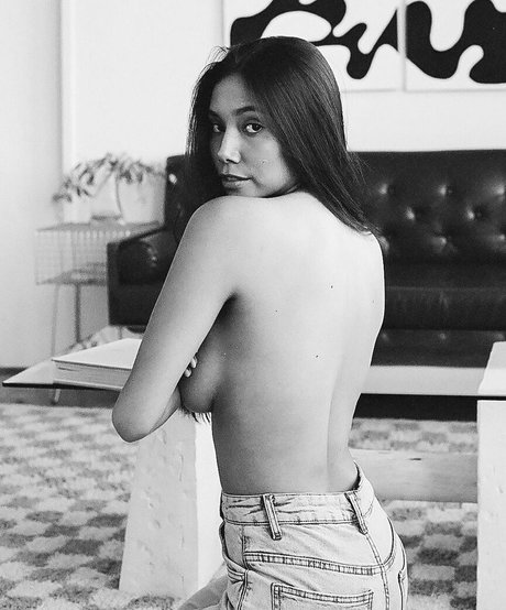 Desiree Flores nude model photos