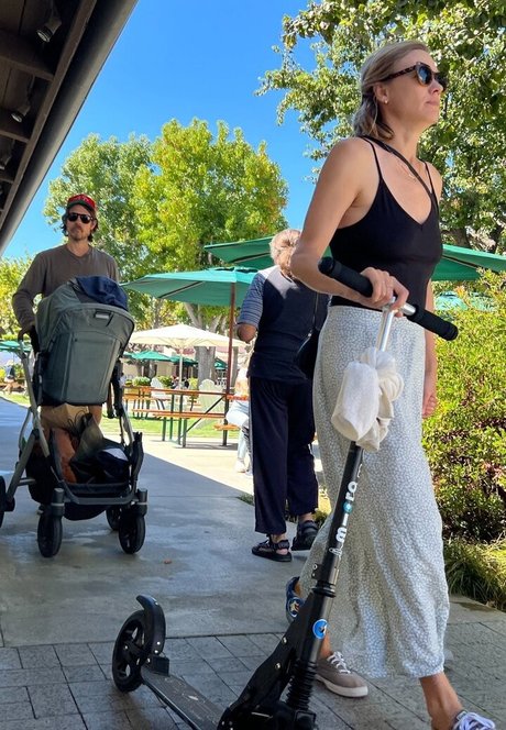 Yvonne Strahovski xxx star galleries