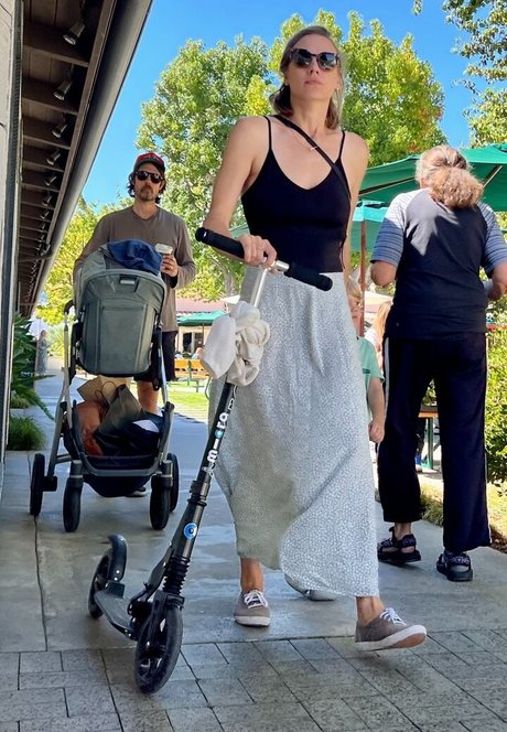 Yvonne Strahovski xxx model pictures