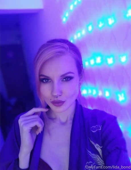 lida bond hot actress picture