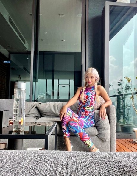 blondasian art star pictures