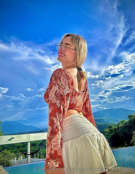 antonia savatto beautiful star image