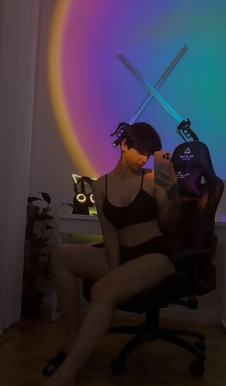 Alfyrise pornographic model photos