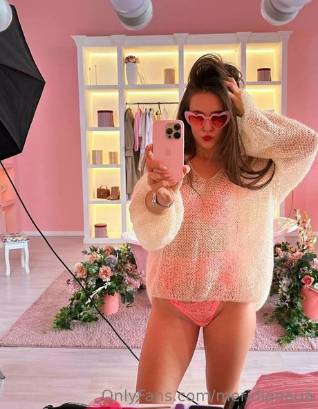 meridianaua pornographic model image