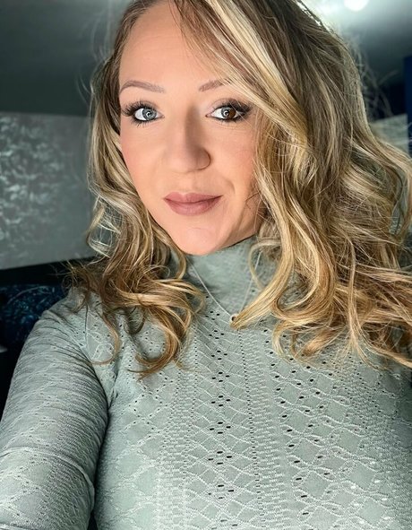 Mrs Nicole sexy actress img