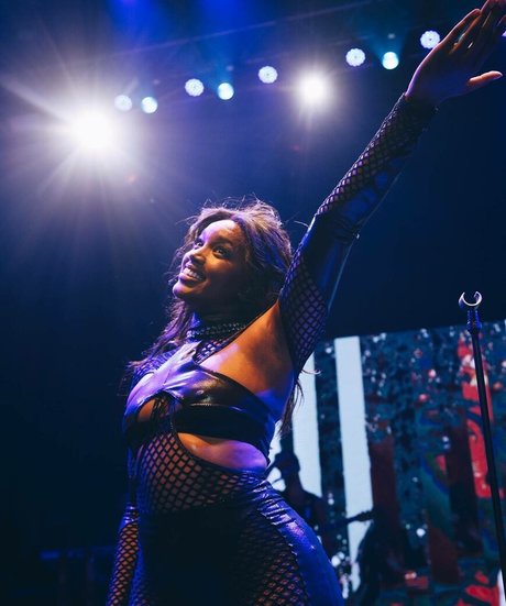 Iza Cantora model art gallery