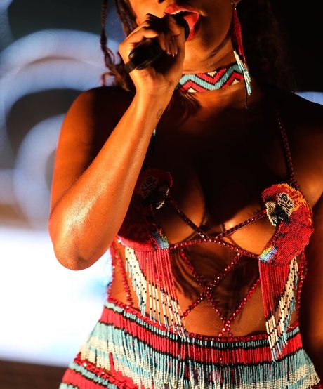 Iza Cantora nude star pic