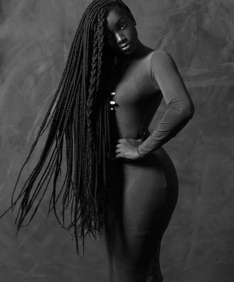 Iza Cantora naked actress pic