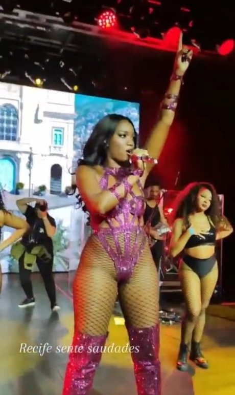 Iza Cantora model free photos