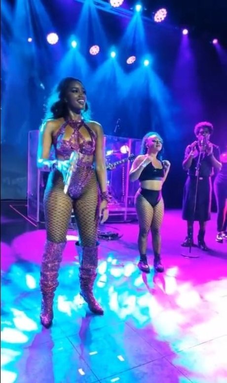 Iza Cantora pretty star gallery