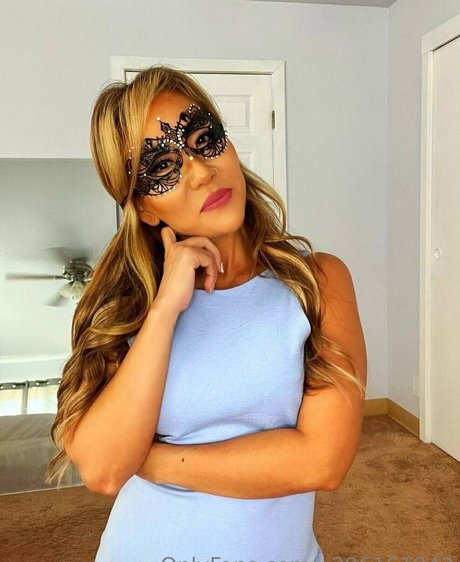 naughtydiamond11 model naked img