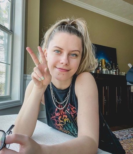 NoisyButters Best Profile Photo