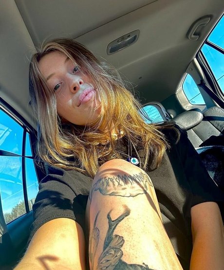 lolcaughtureye model art gallery