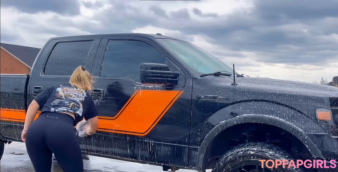 blowjob brunette onlyfans naked photo