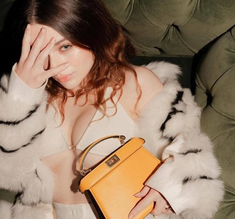 Joey King nudes model image