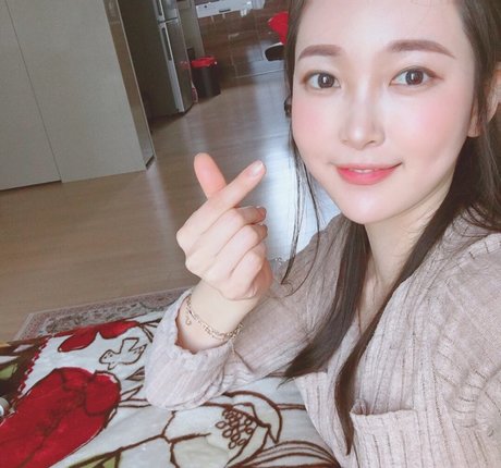 Eunzel ASMR pretty pornstar image