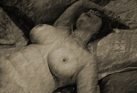 Aiysha Saagar adult model picture