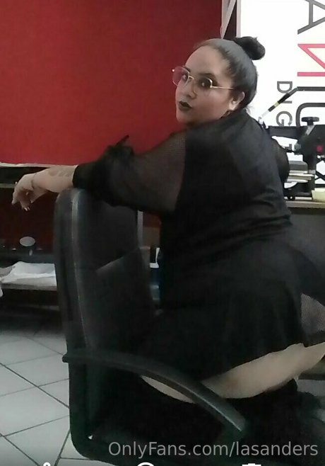 anabattory pretty model pic