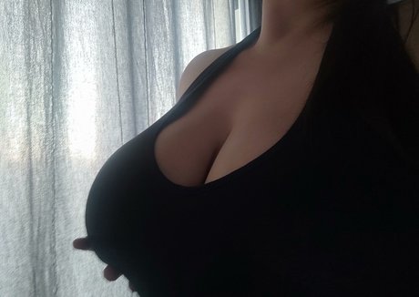 Lady McBosom model top pictures