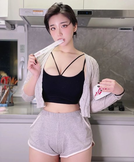 e chi h pornstar exclusive photo