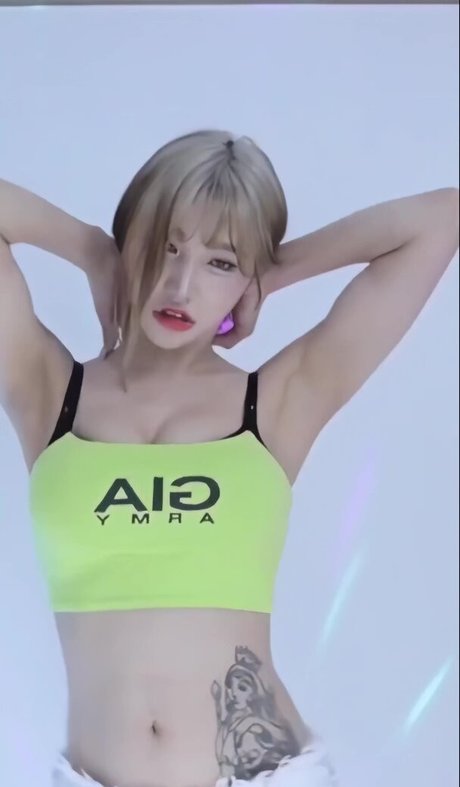 girlcrush tr naked model photo