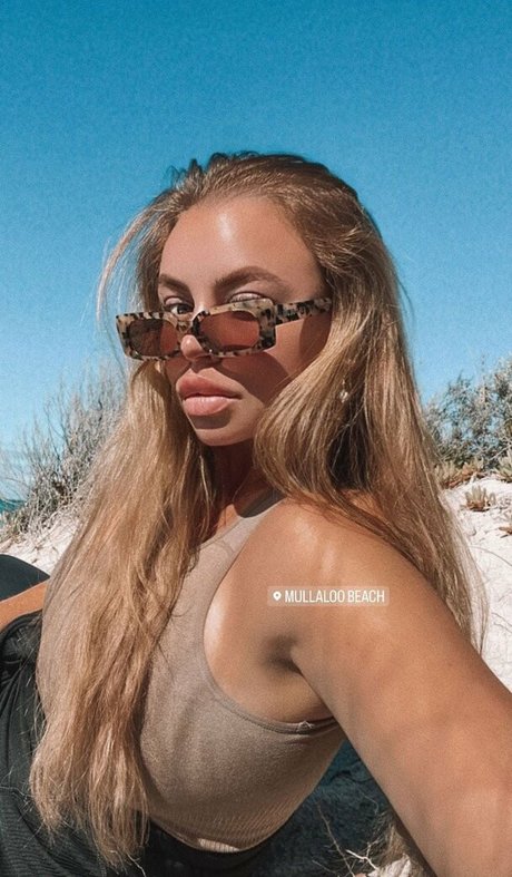 busty mom onlyfans sexy naked photo