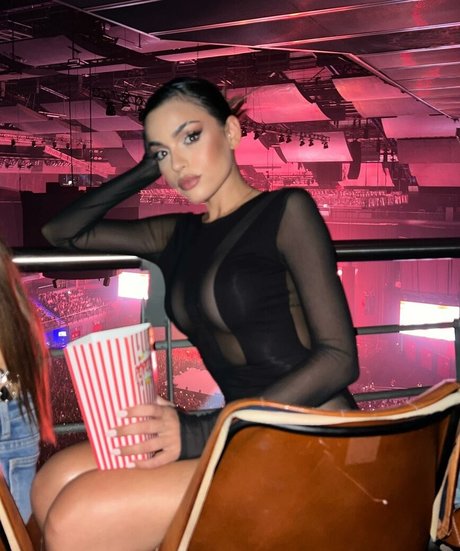 Anabel Hernandez top star photo