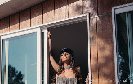 miakhalifa art model photo