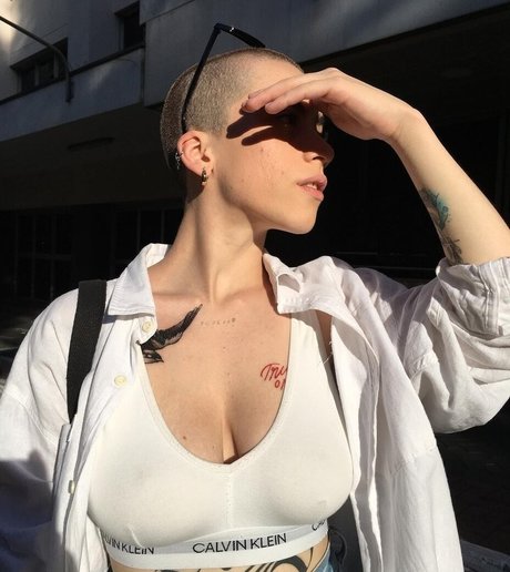 uniquesait model erotic img