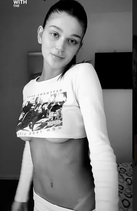 Shira Adar top model image