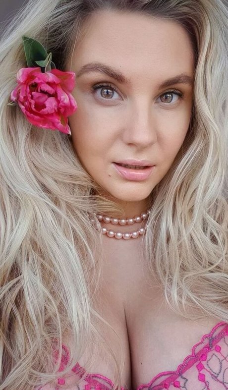 curvy shemale onlyfans naked gallery