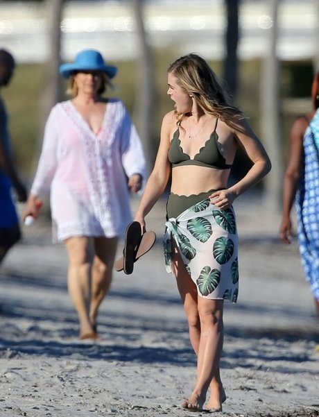 Melissa Roxburgh model adult picture