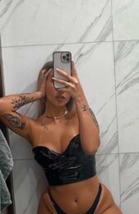 Vitoria Mondoni adult actress img