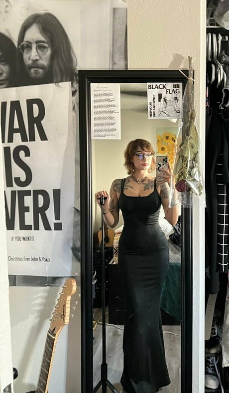 Roseredroom model nude image