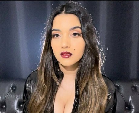 thebeautyofsmoking nudes model pic