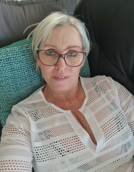 sexymatureaussielady pornographic model image