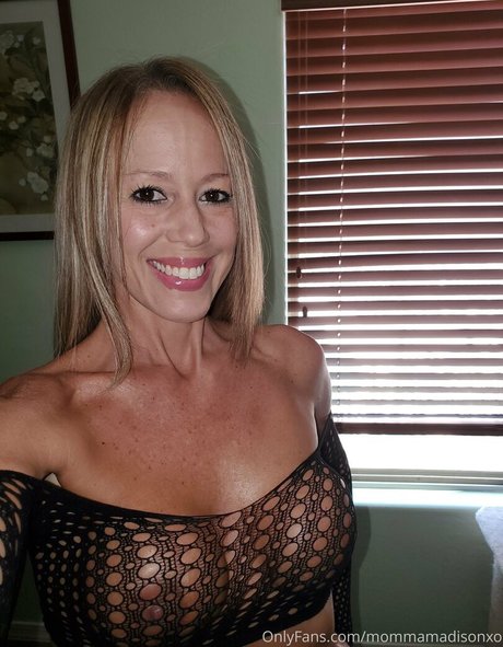 Mommamadisonxo pornographic star pic